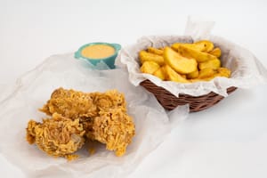 Aripioare crocante picante, cartofi wedges, sos sweet chili de usturoi