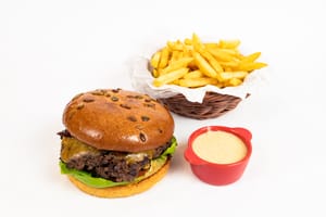 Double smash bacon cheeseburger cu cartofi prăjiți și sos sweet chili de usturoi
