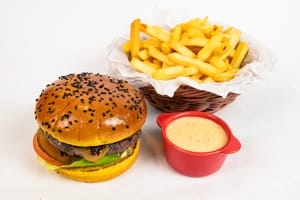 Hangry burger cu cartofi prăjiți și sos sweet chili de usturoi