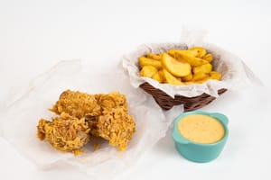 Aripioare crocante nepicante, cartofi wedges, sos sweet chili de usturoi